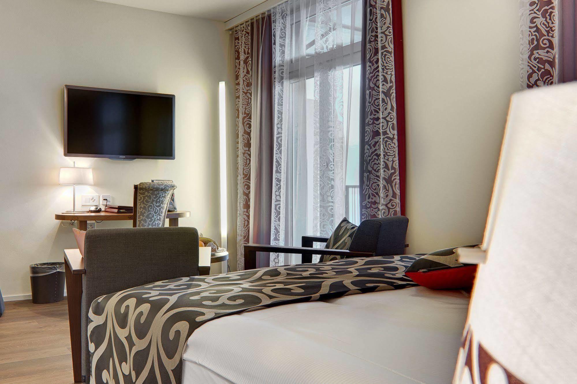 Belvedere Strandhotel Spiez Bagian luar foto